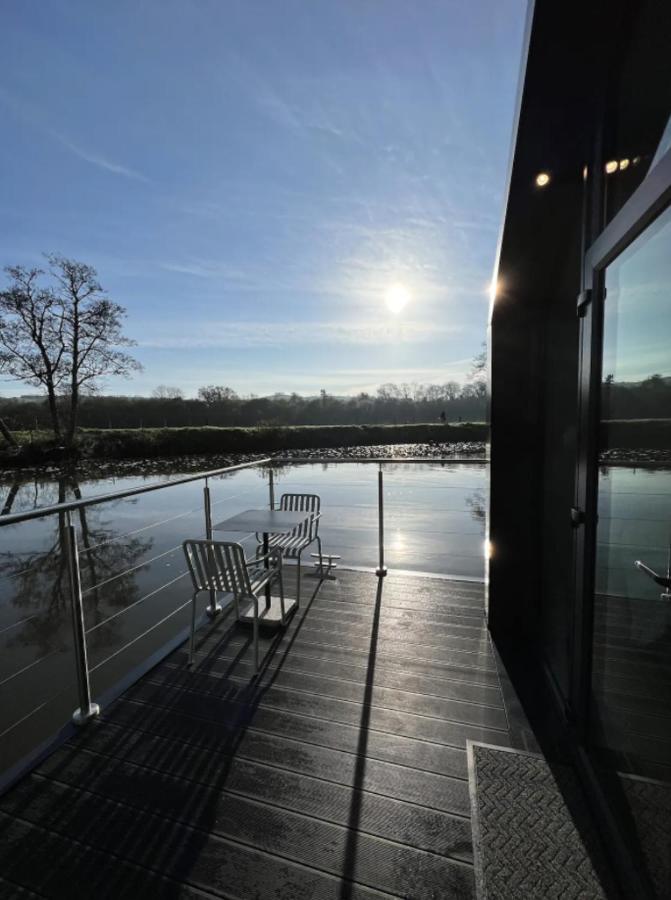 Hotel na wodzie Water With Water Sports Equipment And Bikes, Bath